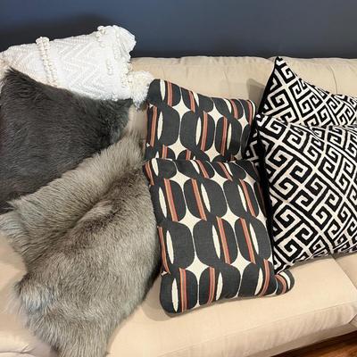 Lot of 8 Throw Pillows