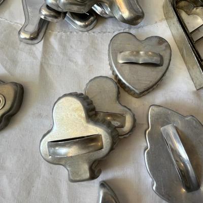 Lot 1 vintage cookie cutters