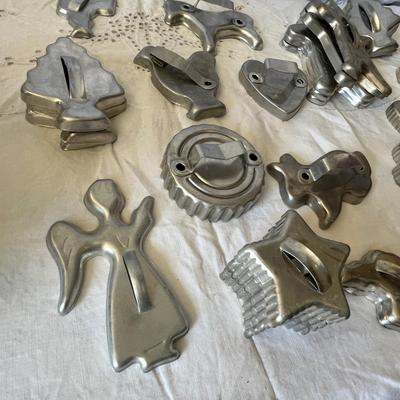 Lot 1 vintage cookie cutters