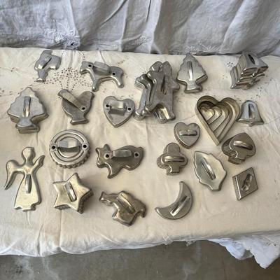 Lot 1 vintage cookie cutters