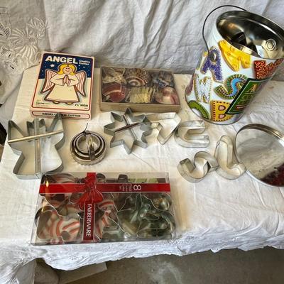 Lot 2 cookie cutters