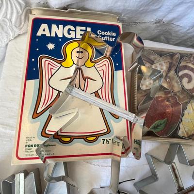 Lot 2 cookie cutters