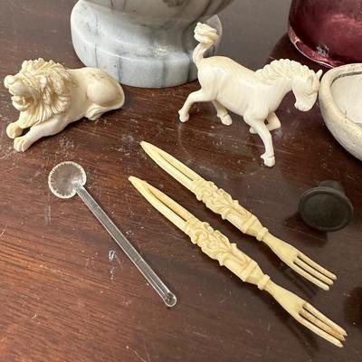 VINTAGE TO ANTIQUE COLLECTIBLE & HOUSEHOLD LOT