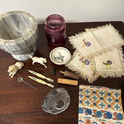 VINTAGE TO ANTIQUE COLLECTIBLE & HOUSEHOLD LOT