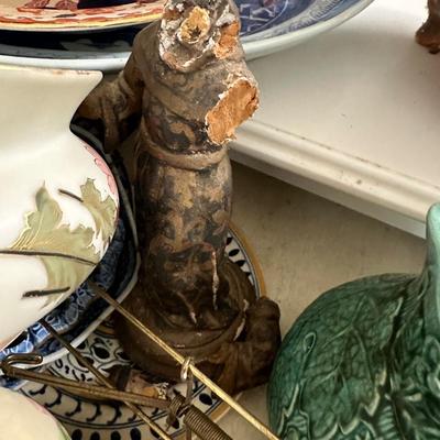 BROKEN AND CHIPPED COLLECTIBLE GLASS LOT