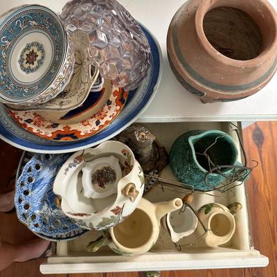 BROKEN AND CHIPPED COLLECTIBLE GLASS LOT