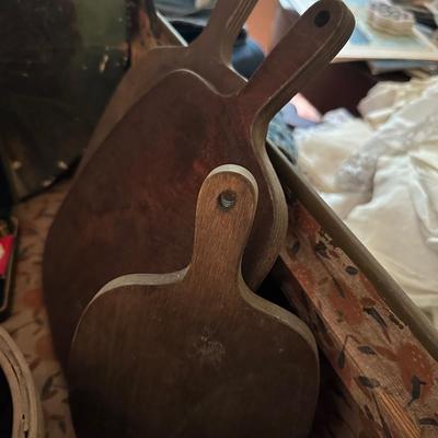 ANTIQUE TRUNK FULL OF COLLECTIBLES