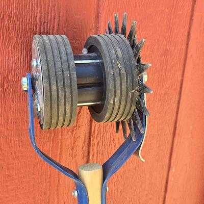 Wood Handle 2 Wheel Edger