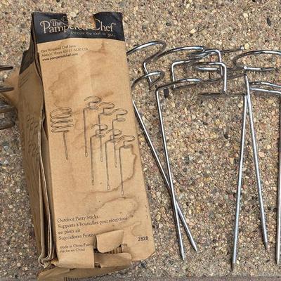 Pamper Chef Outdoor Metal Yard Wine Glasses and Wine Bottle Holder