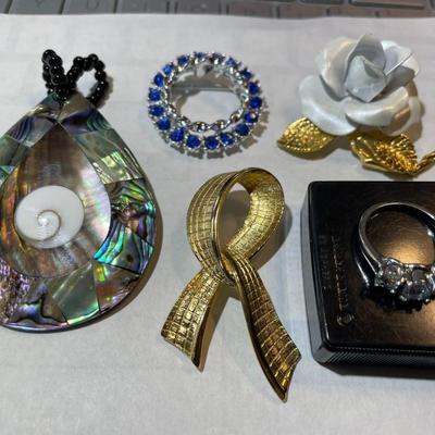 Vintage Lot of Miscellaneous Fashion Jewelry Pieces as Pictured in Good Preowned Condition.
