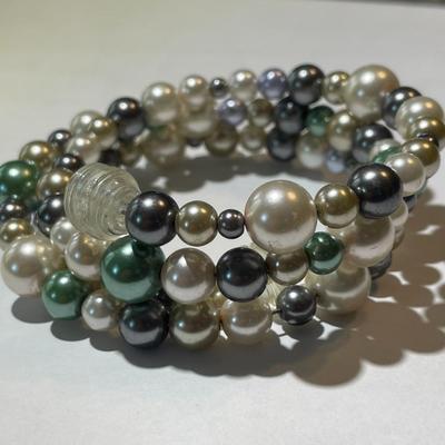 Vintage Faux Pearl Mixture Slip-on Bangle Bracelet as Pictured in Very Good Preowned Condition.