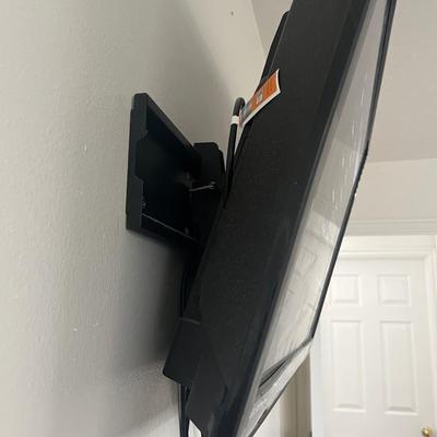 Emerson TV with remote and wall mount