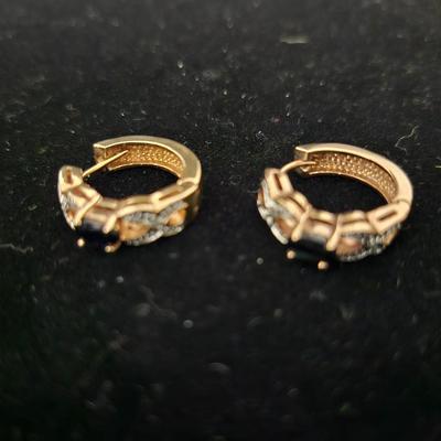 Sapphire and diamond chips Earrings in 10 k gold setting