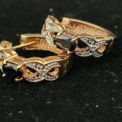 Sapphire and diamond chips Earrings in 10 k gold setting