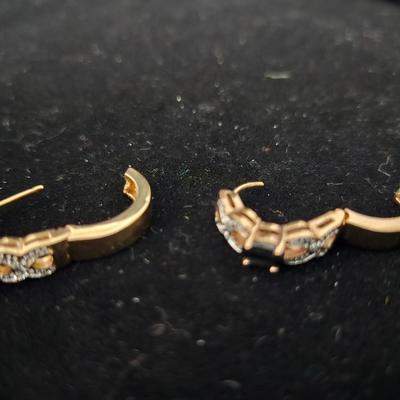 Sapphire and diamond chips Earrings in 10 k gold setting