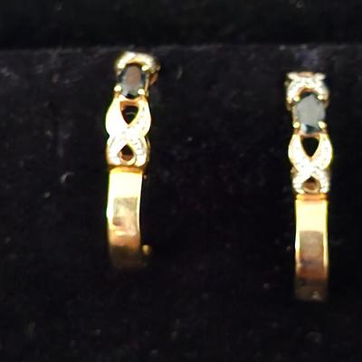 Sapphire and diamond chips Earrings in 10 k gold setting