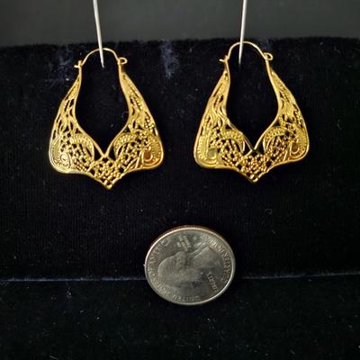 Lovely 10K gold filigree earrings