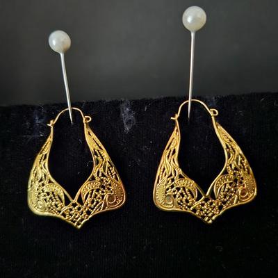 Lovely 10K gold filigree earrings