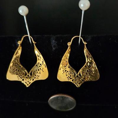 Lovely 10K gold filigree earrings