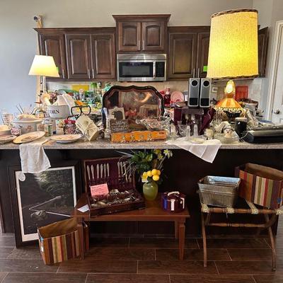 Lot 2: Kitchen Center Island Selection