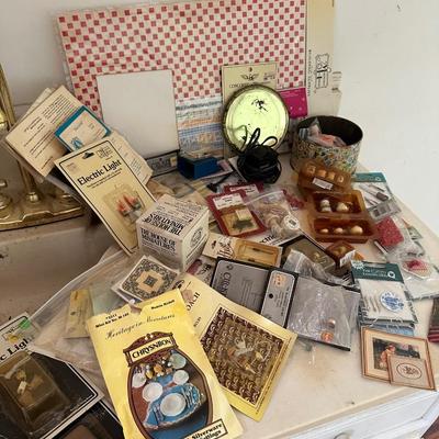 DOLLHOUSE ACCESSORY LOT