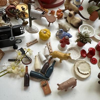 HUGE DOLLHOUSE FURNITURE AND ACCESSORY LOT
