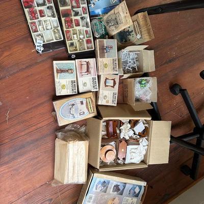 DOLLHOUSE FURNITURE AND ACCESSORY LOT