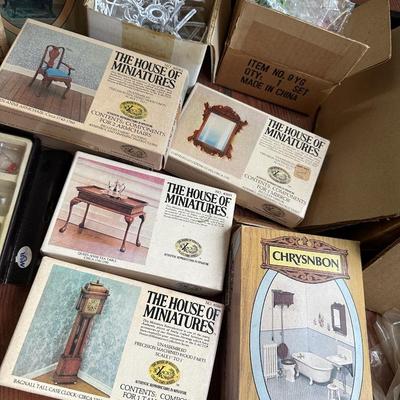 DOLLHOUSE FURNITURE AND ACCESSORY LOT