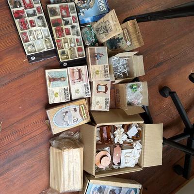 DOLLHOUSE FURNITURE AND ACCESSORY LOT