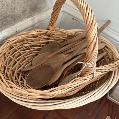 MISC DOLLHOUSE, BASKETS & MORE LOT