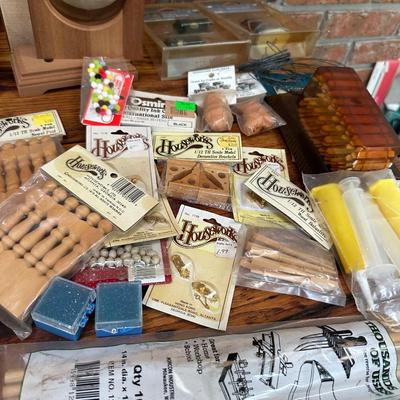 DOLLHOUSE FURNITURE AND ACCESSORIES LOT