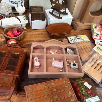 DOLLHOUSE FURNITURE AND ACCESSORIES LOT