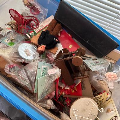 SMALL DOLLHOUSE FURNITURE AND ACCESSORY LOT