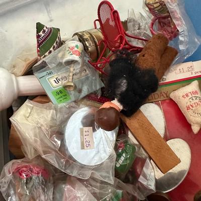 SMALL DOLLHOUSE FURNITURE AND ACCESSORY LOT