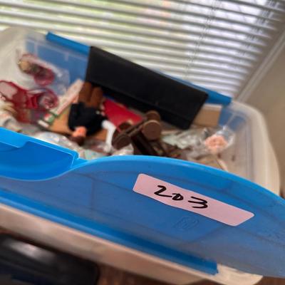 SMALL DOLLHOUSE FURNITURE AND ACCESSORY LOT