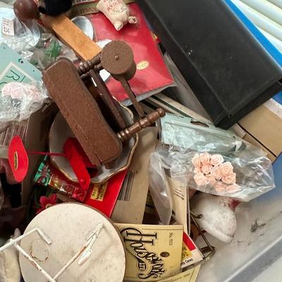 SMALL DOLLHOUSE FURNITURE AND ACCESSORY LOT