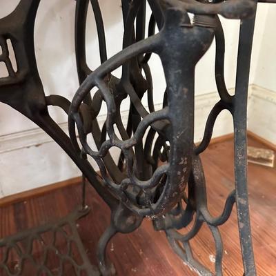 ANTIQUE SINGER SEWING MACHINE IN CABINET