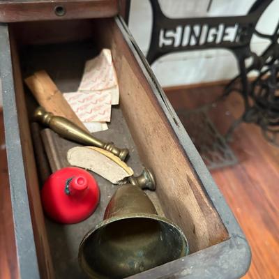 ANTIQUE SINGER SEWING MACHINE IN CABINET
