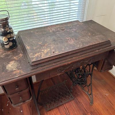 ANTIQUE SINGER SEWING MACHINE IN CABINET