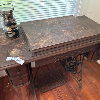 ANTIQUE SINGER SEWING MACHINE IN CABINET
