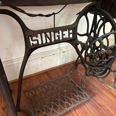 ANTIQUE SINGER SEWING MACHINE IN CABINET