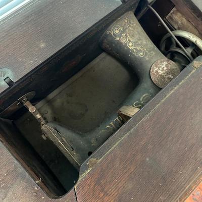 ANTIQUE SINGER SEWING MACHINE IN CABINET
