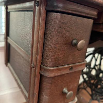 ANTIQUE SINGER SEWING MACHINE IN CABINET
