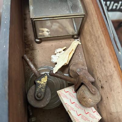 ANTIQUE SINGER SEWING MACHINE IN CABINET