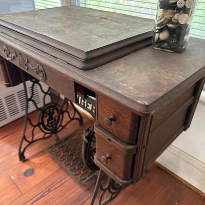 ANTIQUE SINGER SEWING MACHINE IN CABINET