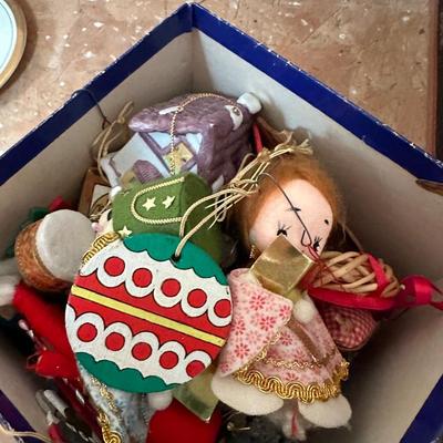 BOOK, HOUSEHOLD ITEM LOT
