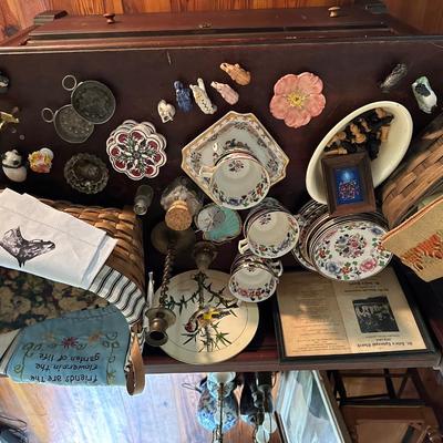 COLLECTIBLE HOUSEHOLD LOT