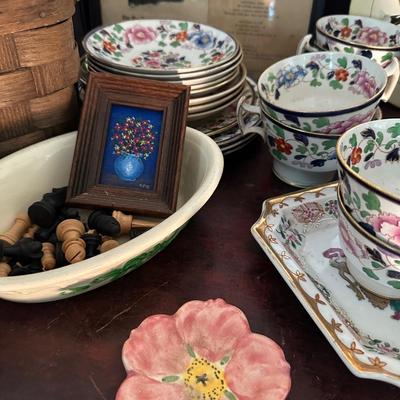 COLLECTIBLE HOUSEHOLD LOT