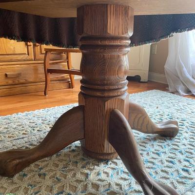 Beautiful vintage solid oak clawfoot pedestal dining table with one 24” leaf