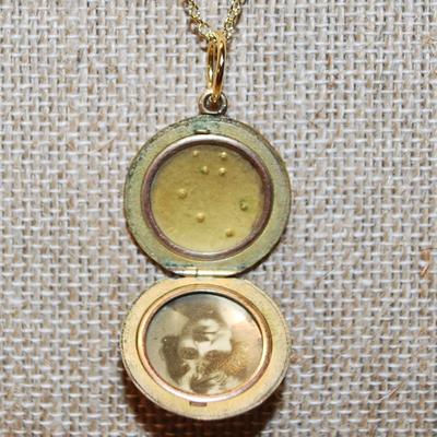 Vintage Flower Engraved Locket ¾" Diam. on a Gold Tone Necklace Chain 18" L
